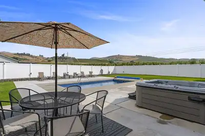 Image de Beautiful Lake Home with Seasonal Private Heated Pool and Hot Tub