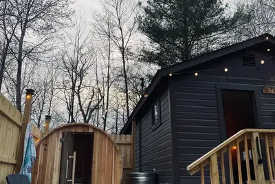 Image de “Tiny Timber” Scandi cabin W/ Sauna, plunge tub!