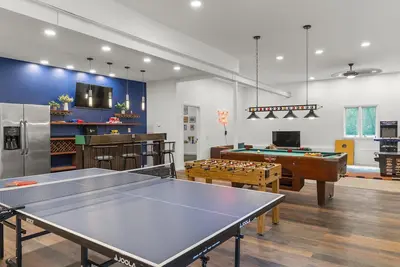 Image de 6500 sqft★9br! ★Gorgeous Modern Ranch★Serene Backyard/Deck★Huge Game Room★Pets!