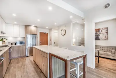 Image de Beautiful Modern Boutique Condo