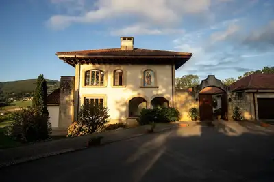Image de Casona con Grandes Espacios, sin Vecinos, con Piscina, Padel, Campo y Mucho Más!