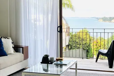 Image de Sea Breeze - Stunning Views in a Modern Auckland Northshore Holiday Home