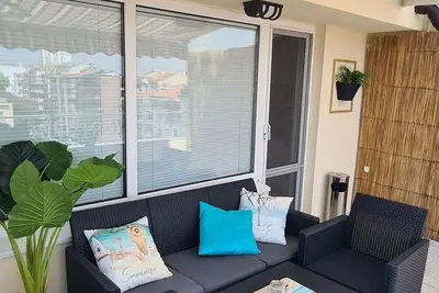 Image de A spacious terrace with a view of the sea at the top of the building.