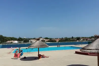 Image de Maison individuelle avec véranda et piscine à 600metres de la plage.