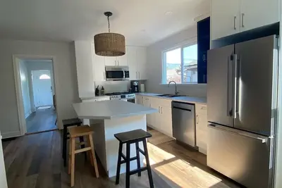 Image de Heart of Downtown - Cottage Home - 10 min walk to the beach - Pet Friendly