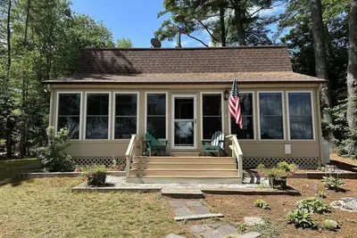 Image de Find your Happy Place, Highland Lake, Bridgton. Dock, fire pit, lakeside deck! \n
