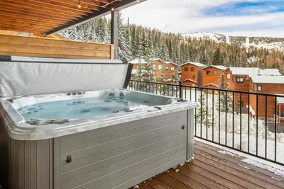 Image de Luxurious 4br Mountain Chalet at Schweitzer w/ Epic Views, Hot Tub, Pet-Friendly