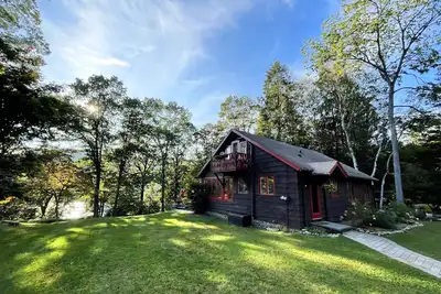 Image de Cozy Lake Cottage with Hot Tub, Views, Kayaks