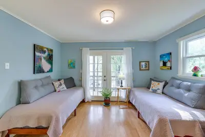 Image de Lakefront Cottage by Little Golden Gate Bridge