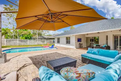 Image de Large Wellington home! King Br ensuite, enjoy the pool, Bbq, & patio Tv, WiFi. \n