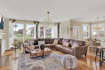 Image de truly stunning lakefront with immediate access to all the city has to offer.