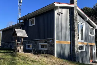 Image de Cozy Getaway! Fully Renovated Winterized cottage with access to lake.