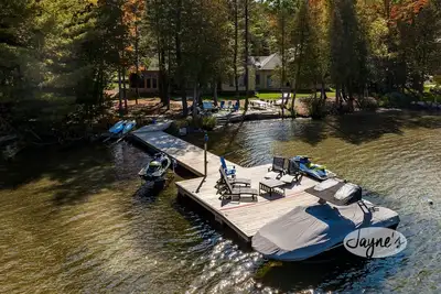 Image de 8 bed 7 bath renovated cottage on South Lake Joseph! Shallow, sandy walk in!