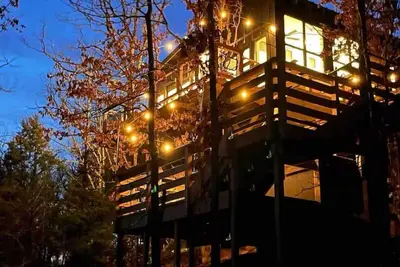 Image de Secluded Dragonfly Treehouse - Private Hot Tub, Outdoor Movie Screen and More!