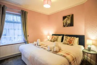 3br 6beds Garden Free parking Wi-Fi near city cntr\n