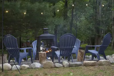 Image de Cozy Chalet near Lake: Fire Pit, Beautiful Fall Foliage & Hot Tub