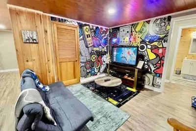 Image de Peaceful and Cozy Mountain Cabin with Arcade, Pool, Hot Tub, and Fire Pit!