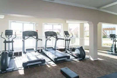 Image de Newly renovated spacious condo steps to the Lake! \n