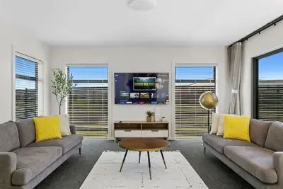 Image de Stylish New Retreat in Taupo\n-- Fireplace, Bbq, Walk to lake, Countdown