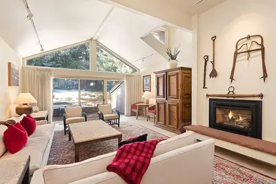 Image de Clarendon Unit 2 | Beautiful Townhouse, Expansive Living Area, Vaulted Ceilings, Private Patio