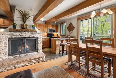 Image de Chateau Roaring Fork 22 | Mountain Chic 4-Br Condo on Roaring Fork River – Walk to Downtown Aspen