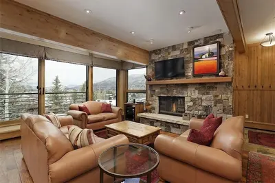 Image de Durant Unit C5 | Condo with Bonus Den, Air Conditioning, and Spectacular Views