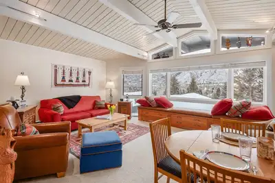 Image de Shadow Mountain Unit 15 | Spacious Ski-In, Ski-Out Townhouse with Great Views & Gas Fireplace