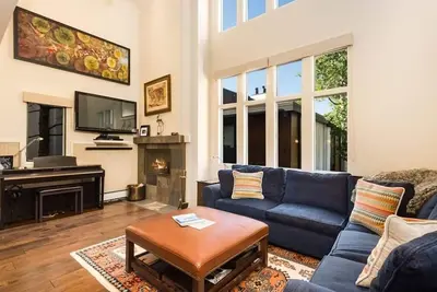 Image de Fifth Avenue Unit 205 | Spacious 1 Br + Loft with Air Conditioning. Close to Ski Slopes!