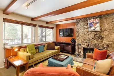 Image de Silverglo 206 | Condo with Mid-Century Modern Decor, Upgraded Kitchen and Access to Pool