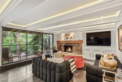 Image de Chateau Eau Claire 9 | Newly Renovated Condo with River Views, Hot Tub, Pool, Fitness Center Access