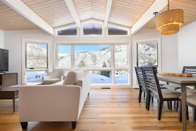 Image de Shadow Mountain Unit 12 | Spacious Ski-In, Ski-Out Townhouse with Great Views & Gas Fireplace