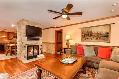 Image de Silverglo Condominiums 209 | Large, Deluxe Condo with Private Deck and Many Upgrades