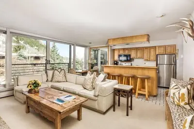 Image de Durant Unit B202 | Spacious Condo with Great Views, Excellent Location 2 Blocks to Ski Slopes