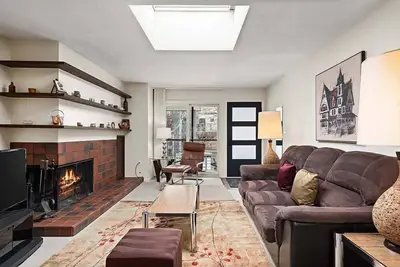 Image de Timber Ridge Unit 3e | Spacious Condo in Renovated Building, Close to Ski Slopes & Restaurants