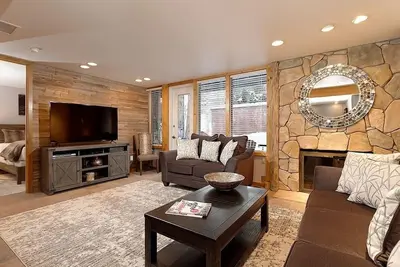Image de Fifth Avenue Unit 9 | Cool, Contemporary Condo 2 Blocks from the Ski Slopes. Fireplace & Patio!