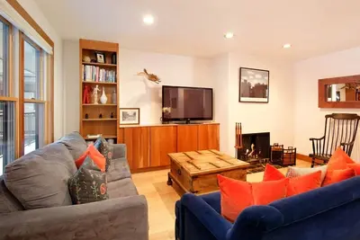 Image de Ute Condominiums Unit 204 | Condo with Fireplace & Parking