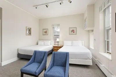 Image de Independence Square 213 | Spacious Hotel Room with 2 Queen Beds, Wet Bar, and Sitting Area