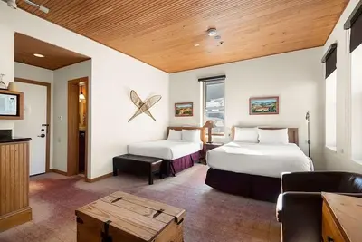 Image de Independence Square Unit 313 | Downtown Hotel Room in Aspen with Rooftop Hot Tub