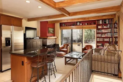 Image de Aspen Townhouse East Unit 4 | Townhouse in Downtown Aspen with Private Balcony