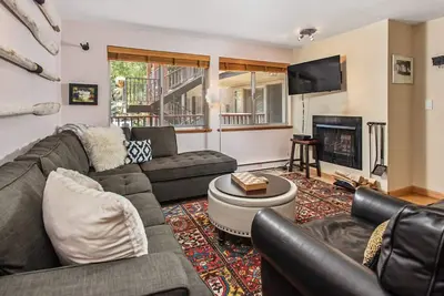 Image de Silverglo Condominiums 204 | Contemporary Condo Walking Distance to Ski Slopes, Access to a Pool