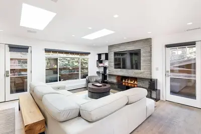 Image de Fasching Haus Unit 390 | Luxury Penthouse w/ Exceptional Views, Beautiful Decor, and Natural Light