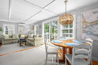 Image de Short walk to beach, A/C, pets okay, large yard