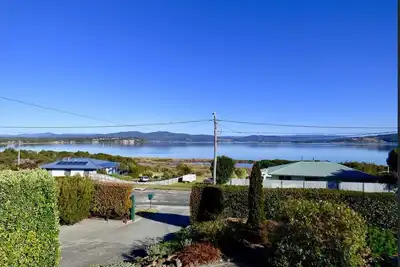 Image de Kiama Cottage beside the Bay with spectacular views of Georges Bay and St Helens