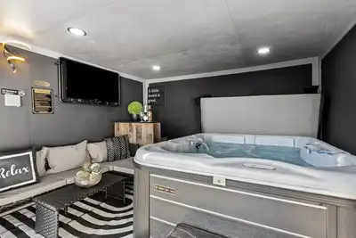 Relaxing~ Hot Tub ~ Hideout with Home Theatre ~ Arcade games ~ & Pool Table! !