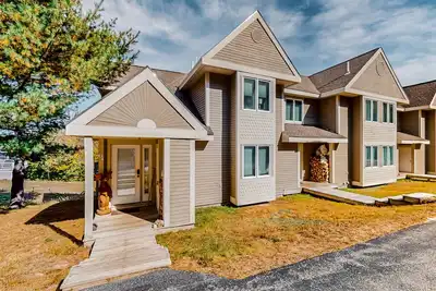Image de Ski-in/out, dog-friendly townhome with mountain views, hot tub & pool