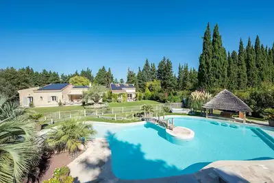 Image de Mas de grand confort avec vue sur les Alpilles 5* - 10 personnes