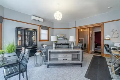 Image de Rustic 3-Bedroom, 1. 5-Bath Oasis by Downtown