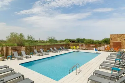 Image de Your Home in Mesa! Outdoor Pool, Free Breakfast, Free Parking, Pets Allowed!