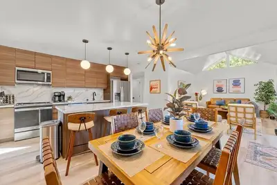 Image de Mid-Century Modern-GameRoom-Pool-Hot Tub-Sleeps10