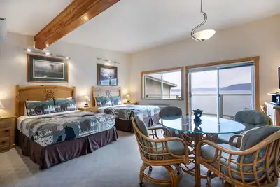 Image de Lakefront Studio with views!